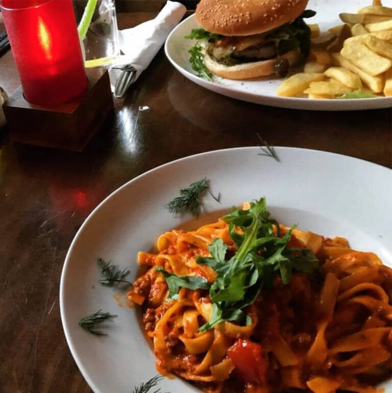 Tagliatelle mit Soße und Rucola
