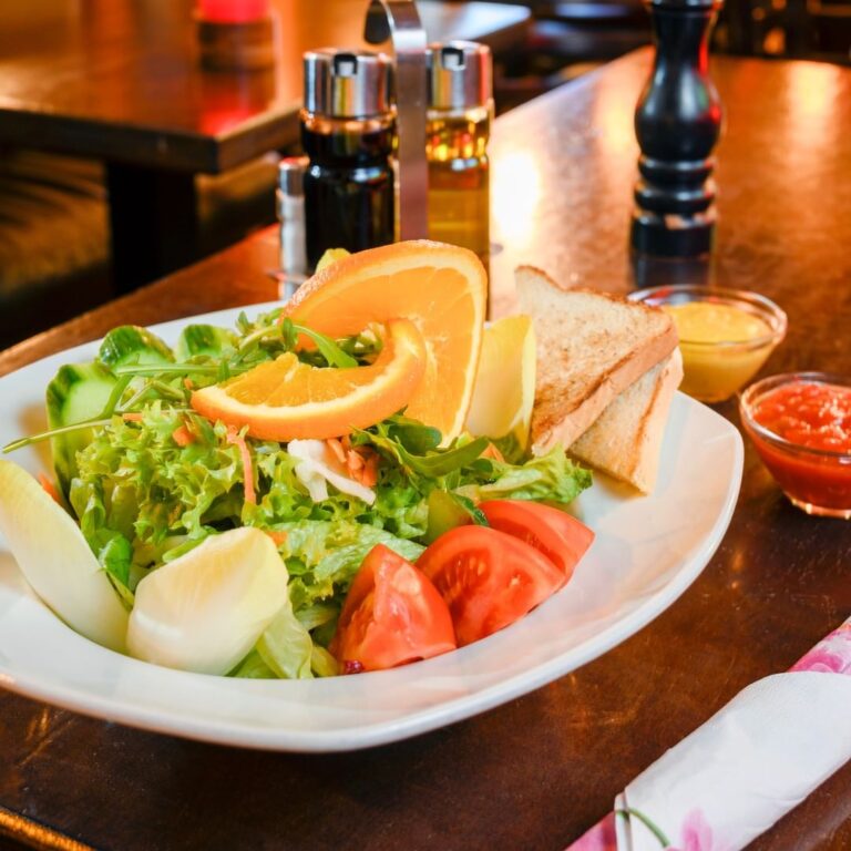 Leckerer Salat mit fruchtigen Orangen