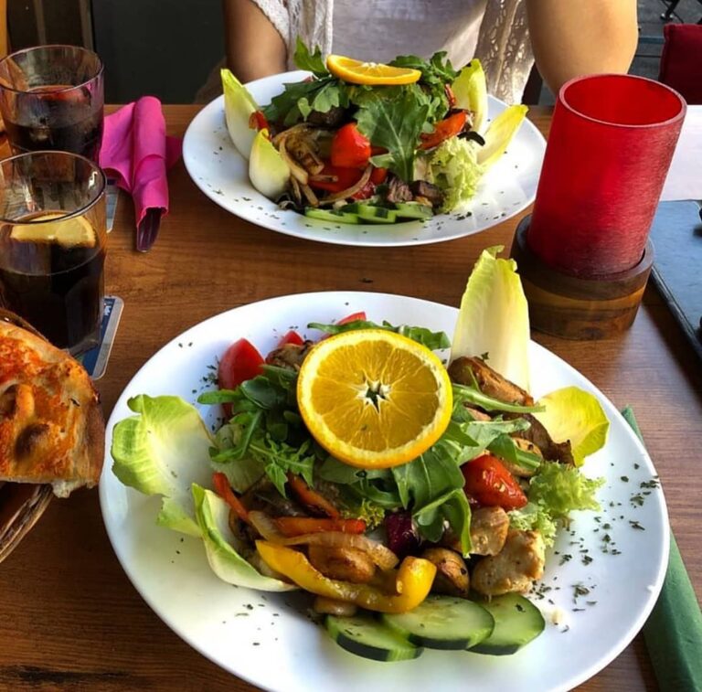 Leckerer Salat mit gegrilltem Gemüse und Hähnchen