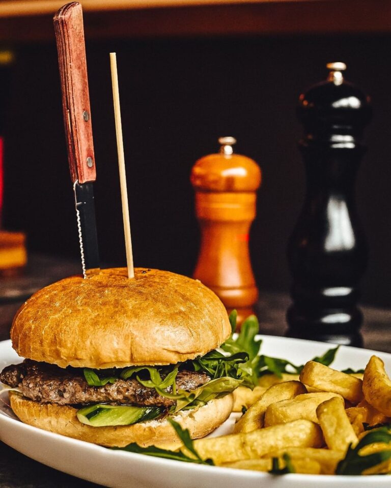 Leckerer Burger mit Pommes bei Mango am Ring